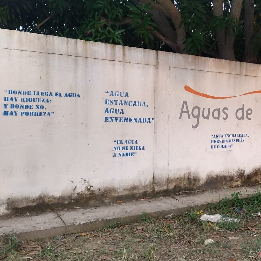 CuboAbierto's tweet photo. "Agua estancada, agua envenenada" es una intervención de la artista Linda Montoya sobre las paredes de la empresa Aguas de Malambo. A pesar de la puntualidad del lugar, está obra habla de muchos lugares del país.
#ArteEnResistencia
.
.
.
Proyecto apoyado por @mincultura https://t.co/WuK2NF4hXc