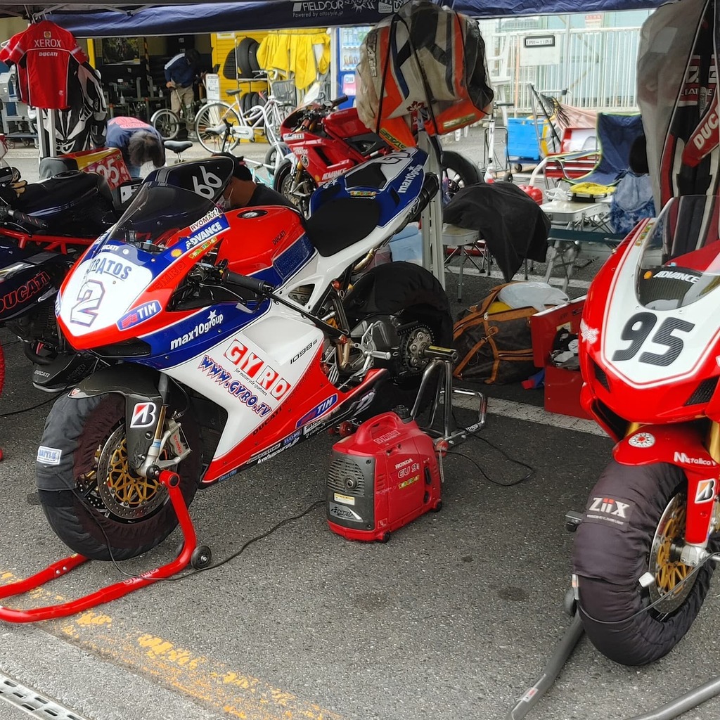 GYRO_RYOMAX's tweet photo. バイクは気温も低く調子良いですが、ライダーがダメっす...　決勝も無理せず頑張ります。

#ducati #ドゥカティ #1098s #max6 #筑波サーキット #gyroracing #ジャイロ #mcfaj #フォローミー #follow_me #followｍe https://t.co/xil8XkiFqf https://t.co/df5DxaOHIa