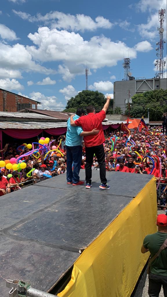 #25Sep Junto a <a href="/dcabellor/">Diosdado Cabello R</a>
<a href="/JEHYSONGUZMAN/">JEHYSON GUZMÁN</a> invitó al pueblo de Mérida a construir juntos un futuro mejor para esta entidad, llena de tantas riquezas y gente noble, pidió la unión y el apoyo de todas las voluntades que tengan ganas de trabajar para reconstruir un nuevo estado.