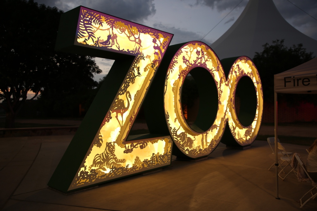 ReidParkZoo's tweet photo. "Peaceable Kingdom", the new @cityoftucson public art project located in front of the Zoo, looks even more amazing at night! Joe O'Connell of @creatvmchns created this piece to have a shadowbox effect when lit up. See what animals you can find on your next visit! https://t.co/u8VZ8eFcdP