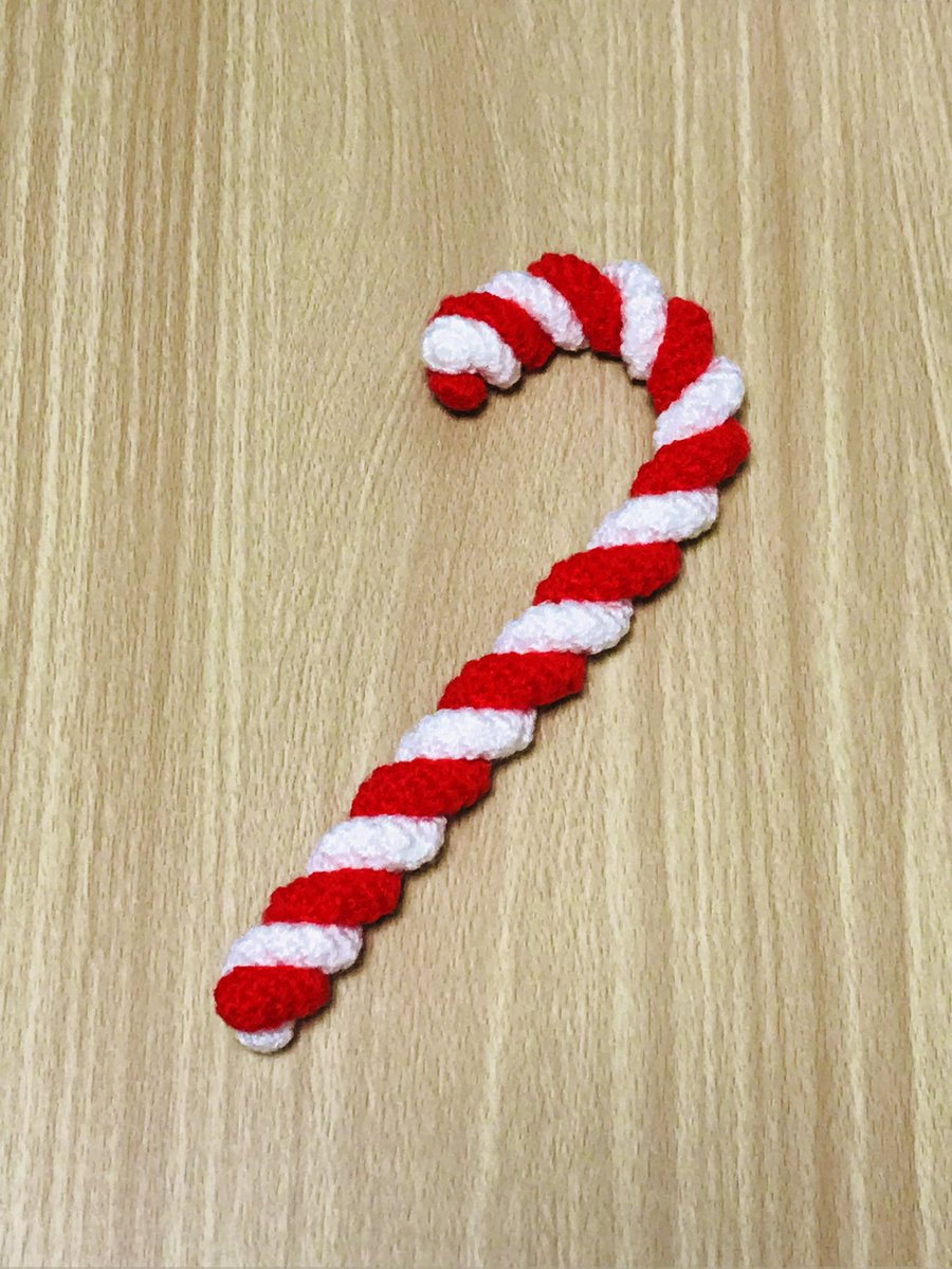 あびす あみぐるまー キャンディケイン のあみぐるみです 以前製作した 二重螺旋 を使用しています リンクのツイートで作り方も公開しています とても簡単なのでぜひ作ってみてください あみぐるみ 編み方 編み図 T Co Mxpst4dqyb