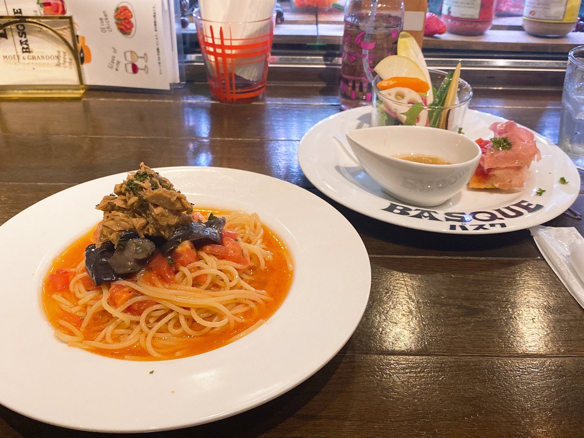 heavenvy's tweet photo. 先日行った #バルバスク さん。

前菜にパスタ、このお店自慢の #バスクチーズケーキ (ミニサイズ)のランチが¥1000∑
お、お得すぎる…

とろとろ揚げ茄子に冷製パスタが合うー!!
そして間違いない美味しさ、バスチー。

マスターも店員さんも素敵で、
おすすめなのです!!
#barbasque
#名駅ランチ https://t.co/QeXEYnA6ty