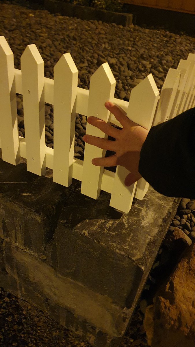 Við rjúfum þessa dagskrá og færum ykkur krúttlegustu girðingu Stykkishólms. (Var að flýta mér of mikið í vinnuna til að sjá að fyrri myndin er hreyfð)