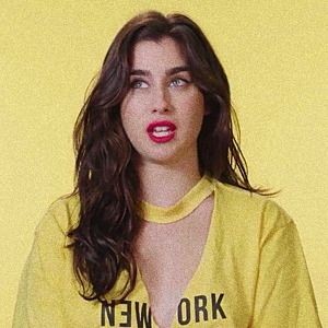 Lauren Jauregui haciendo absolutamente nada pero viéndose extremadamente hermosa, es mi happy place