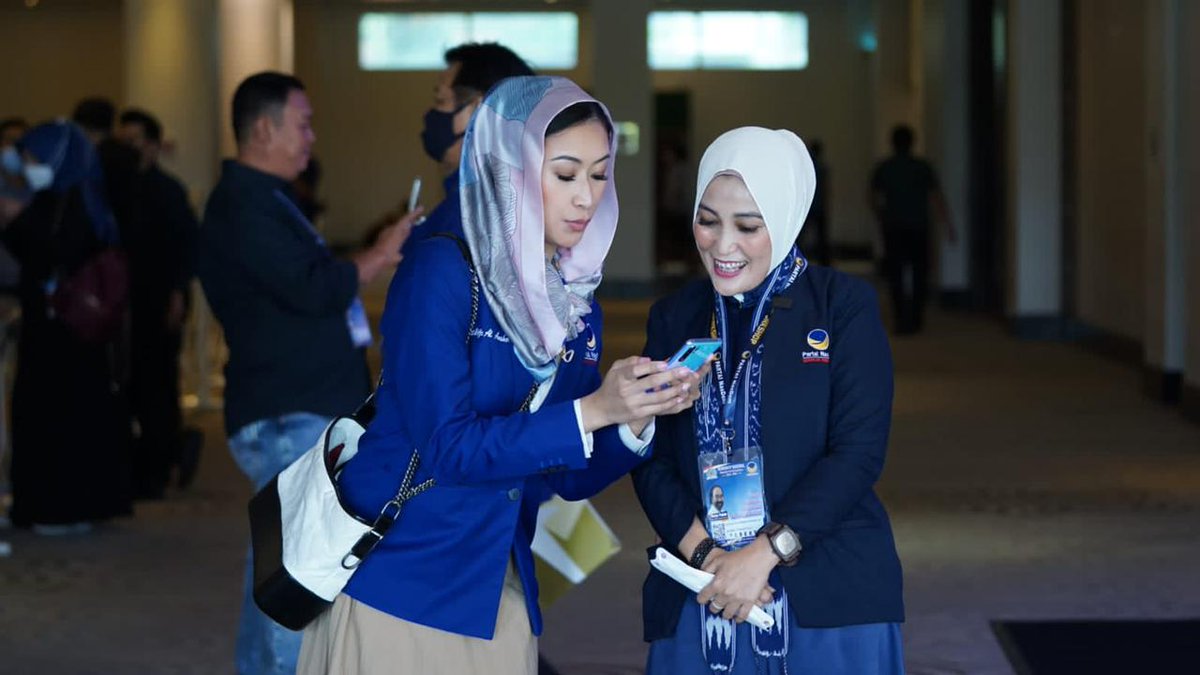 lathifaanshori's tweet photo. Mohon maaf ketangkep kamera lagi ngegosip di acara Workshop Fraksi Partai NasDem. https://t.co/OJHrDD5i6j
