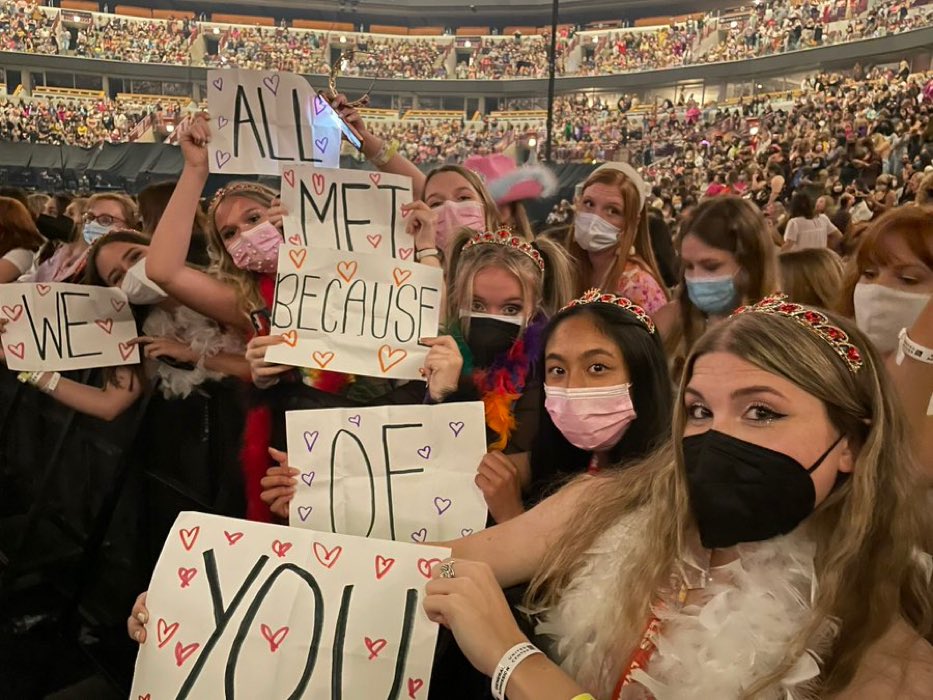 floralmokapot's tweet photo. HARRY SAW THIS AND WAVED AND SMILED AT THEM https://t.co/V1M9xjN0rY