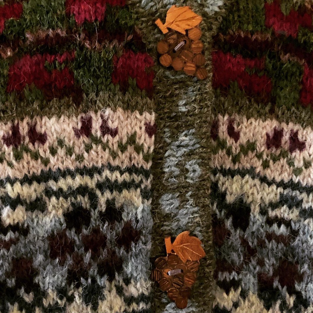 mactire31's tweet photo. 霧のぶどう畑のベスト完成しました。 #fairisle #fairislevest #フェアアイルフェアアイル #フェアアイルベスト #ハンドメイド #vineyards https://t.co/RsX24kr88C