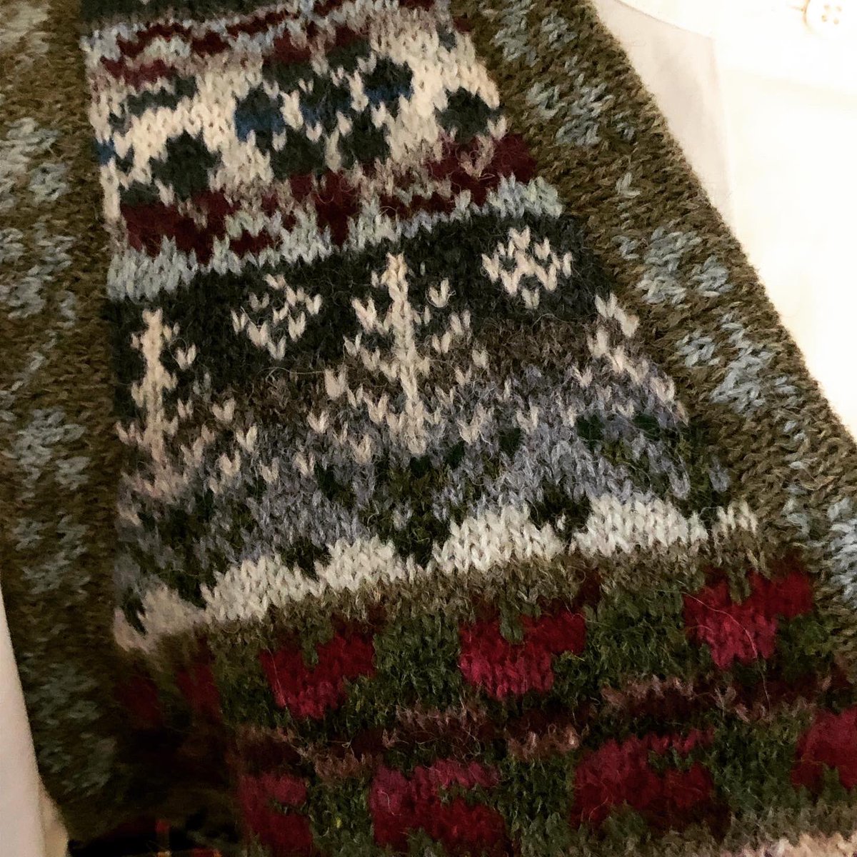 mactire31's tweet photo. 霧のぶどう畑のベスト完成しました。 #fairisle #fairislevest #フェアアイルフェアアイル #フェアアイルベスト #ハンドメイド #vineyards https://t.co/RsX24kr88C