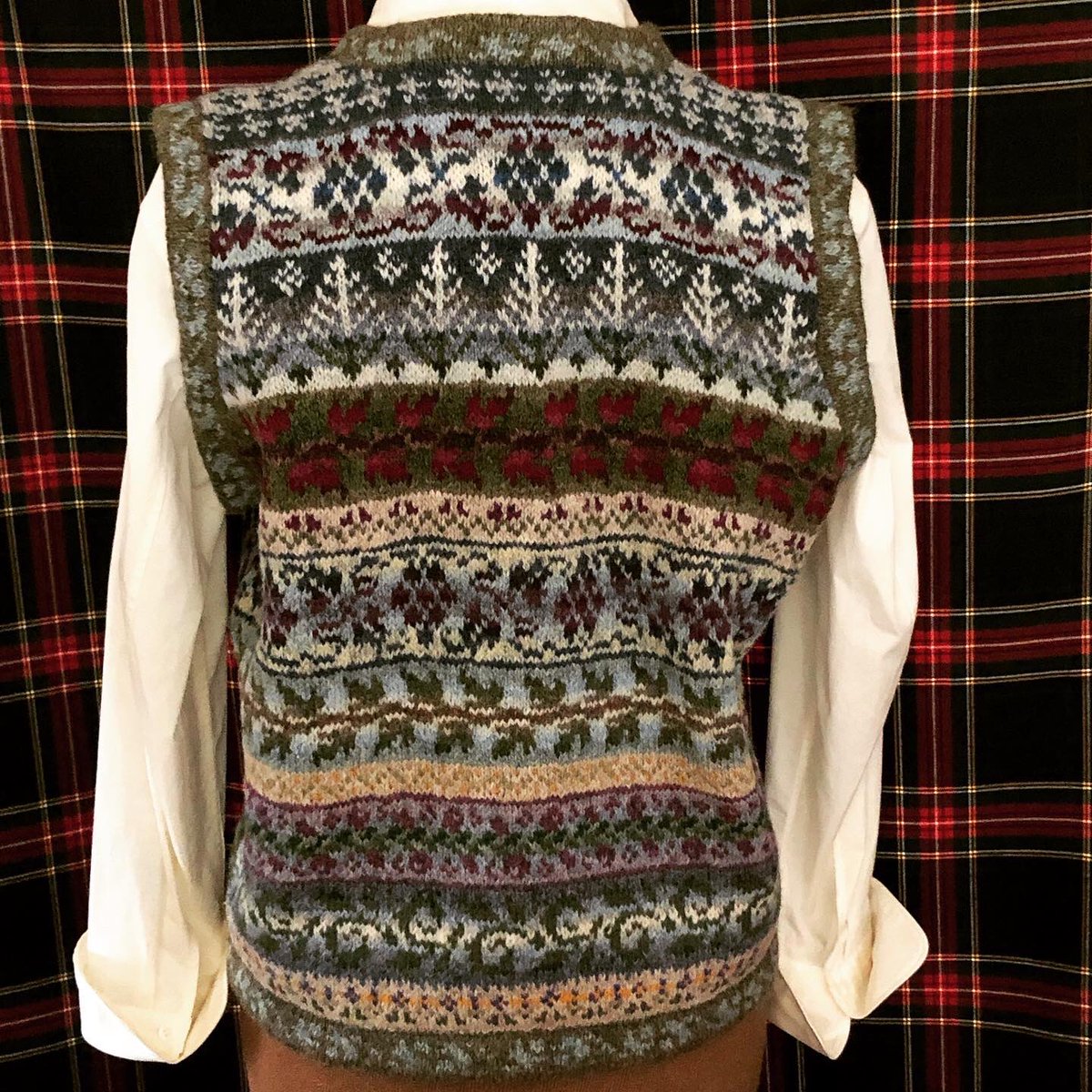mactire31's tweet photo. 霧のぶどう畑のベスト完成しました。 #fairisle #fairislevest #フェアアイルフェアアイル #フェアアイルベスト #ハンドメイド #vineyards https://t.co/RsX24kr88C