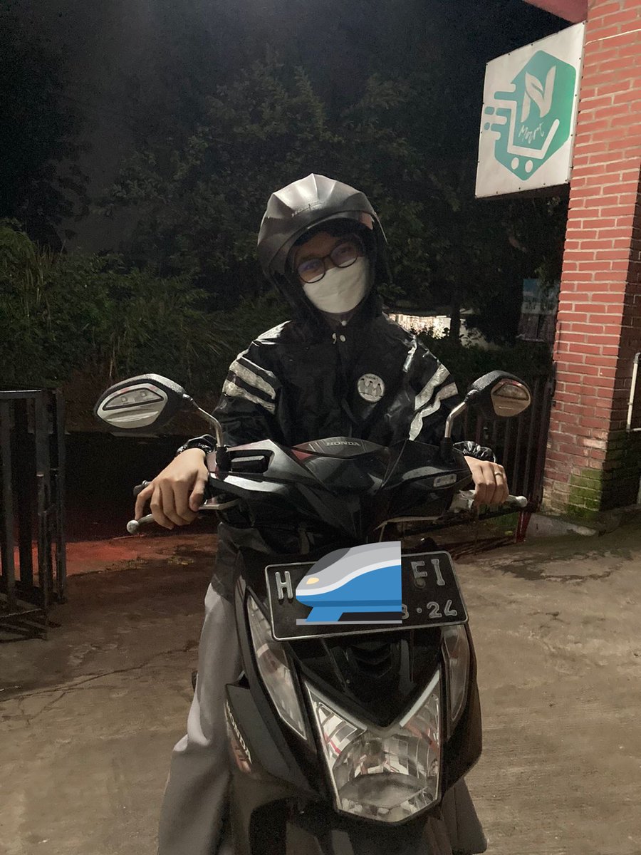 ridlaarminaa's tweet photo. Kebahagiaan sederhana, setelah sekian lama nggak pake jas hujan! Hihi alhamdulillah, hujan2an di Ungaran selalu jd nostalgia yg menyenangkan 🌸🌸 https://t.co/JoZJzH4Lnz