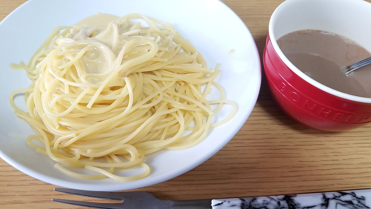 ROSSIV146's tweet photo. 朝ごはんが少なかったからかおなか空いたので早めの昼ごはん。
カルディの白トリュフのパスタソースはパスタに絡めるだけで超簡単で美味しい。
後半は胡椒で味変🎵
何でも胡椒かけちゃうから胡椒なくなってきた笑
#おうちごはん
#ランチ
#パスタ
#カルディ
#KALDE https://t.co/rvE4v0ijbW