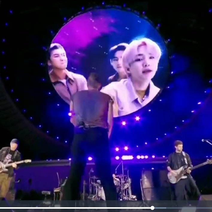 myglosshy's tweet photo. — mientras estaban dando su prestación de "My Universe" en la pantalla, miren como Chris voltea a verlos 🥺 @BTS_twt https://t.co/vvRZN7vPt4