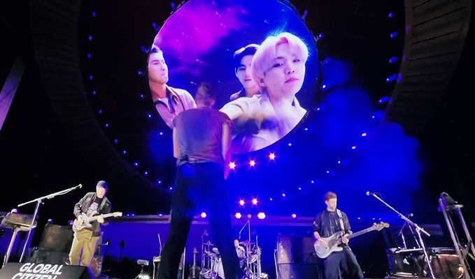 kiss_seven7's tweet photo. — Coldplay presentando My Universe con BTS en la pantalla, miren que hermoso

@BTS_twt #MyUniverse https://t.co/p5czkFa0BW