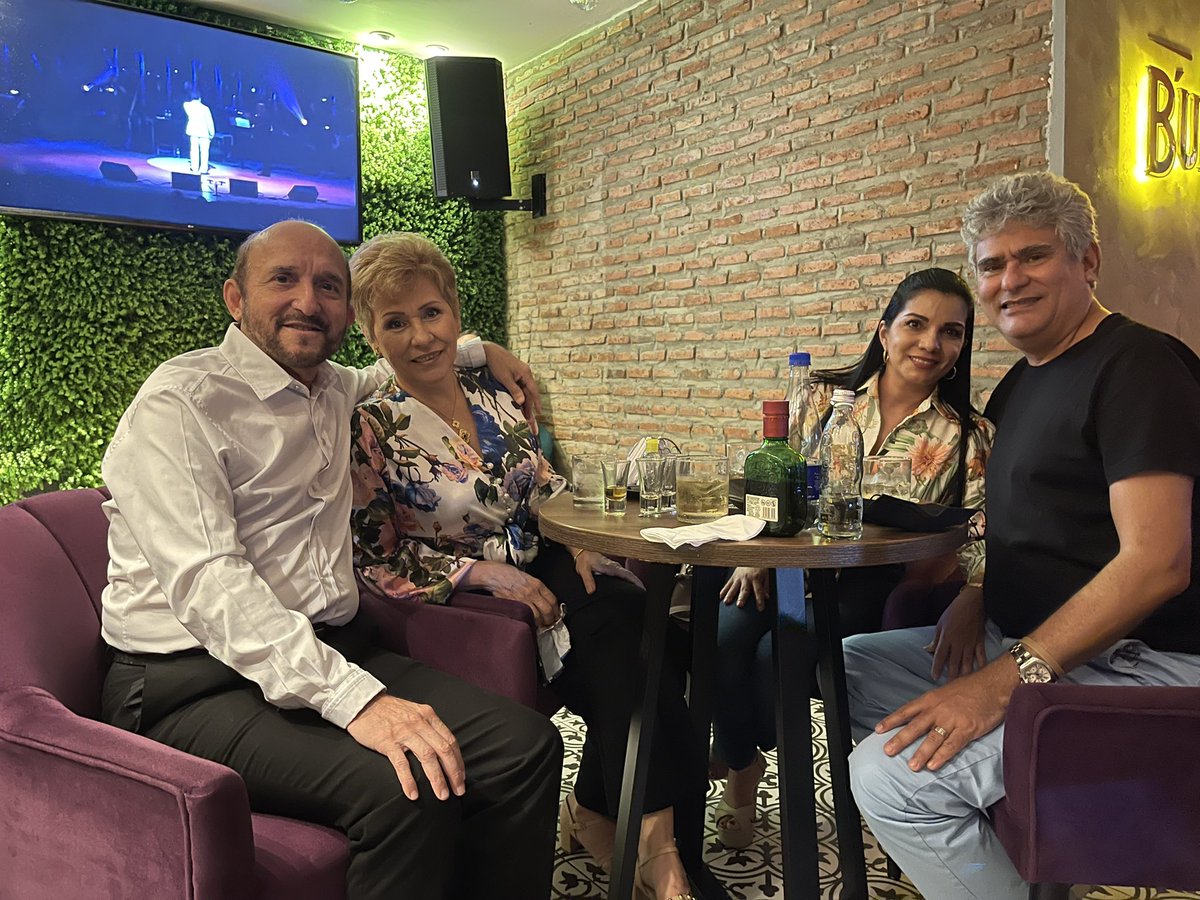 leymartinorozco's tweet photo. Celebramos 34 años de matrimonio y 44 incluyendo noviazgo.
Como dice nuestro nieto #davidsolano :”Huy desde chiquitos”
#familia @vaneorozco1 @danymartin1 @martinorozcoph @miahinojosaorozco @heliohinojosar @angeloschifino94
#elbunkerbq https://t.co/3EjQxCqlEB