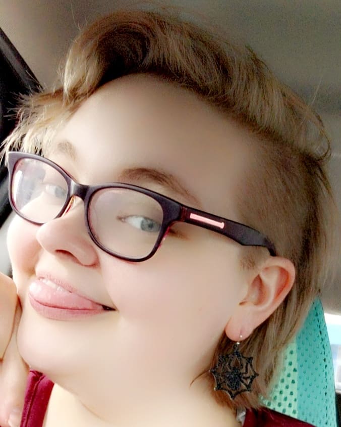 Michelle_Putz's tweet photo. So I shaved part of my hair 😍
Because why stop being the family disappointment when I play the part so well 😂
But I'm honestly in love with it and trying to focus more on what makes me happy and who I wanna be 🥰 https://t.co/Epnb1lmDZ9