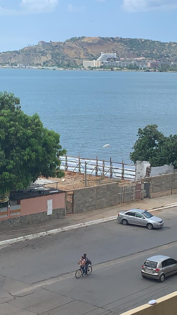 yoconmi's tweet photo. vecinos de playa Mansa Lecheria denuncian la construcción en la orilla de la playa de no se sabe qué, el alcalde dice que no puede hacer nada (lo dudo) porque traen permiso de @inea_venezuela @minec más vale 🤑 que cumplir la ley y proteger a los vecinos https://t.co/erbUOF4OzY