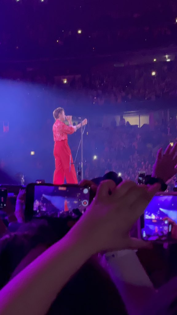 📲|| Harry during Woman

via @/tayIourde