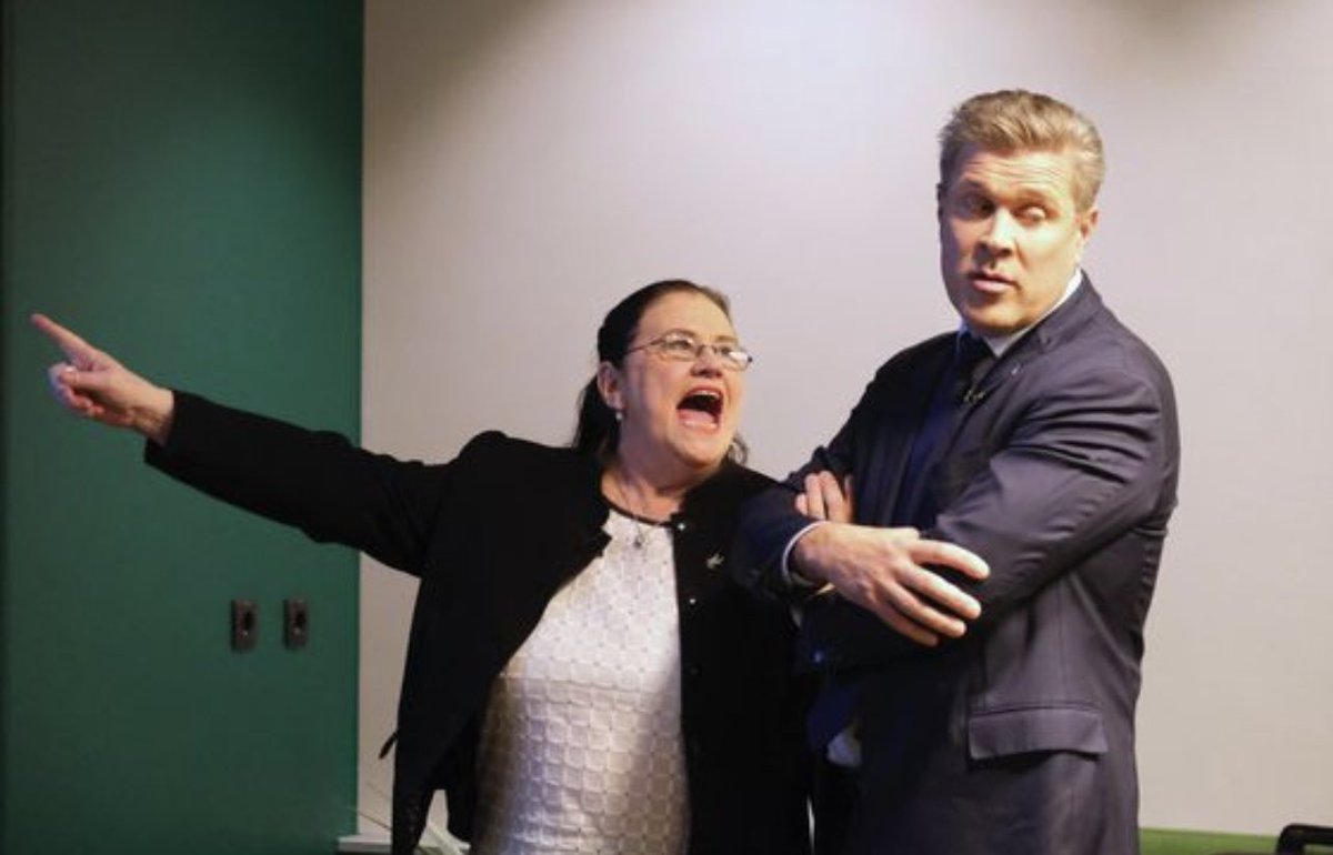 OG HVER BER ÁBYRGÐ Á OFNUNUM HÉRNA?!? ÞAÐ ER ALLTAF EITTHVAÐ BANK Í ÞEIM!! ÞAÐ ER ALLTAF EINS OG ÞEIR SÉU FULLIR AF LOFTI!! HVER Á AÐ HLEYPA ÞVÍ ÚT? Á ÉG AÐ GERA ÞAÐ?????