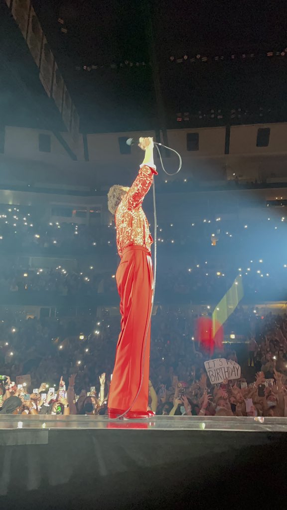 📸| Harry hoy en el escenario. ❤️ #LoveOnTourChicago 

©️ tayIourde