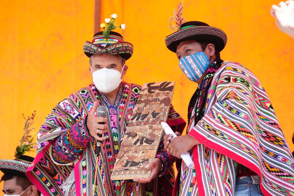 Ciro_GalvezH's tweet photo. Fue muy emotivo encoentrarme con hermanos que hablan el quechua al igual que yo. Con este nuevo gobierno estamos iniciando la construcción de un Estado Intercultural y buscar que todas las comunidades sean escuchadas #CiroGalvezH #Ministeriode Cultura #Pongoelhombro https://t.co/Afgul4CFwA