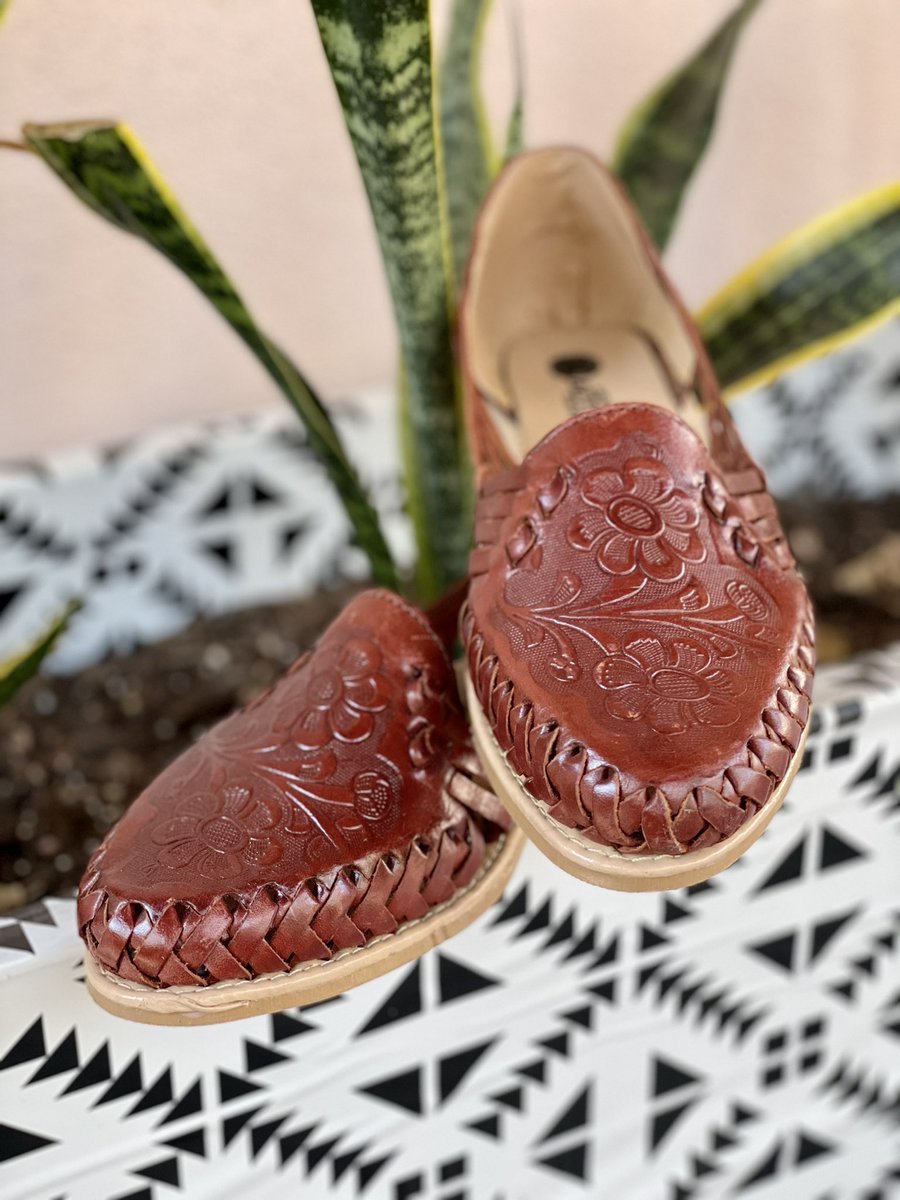 LaVillitaArts's tweet photo. Handmade leather huaraches at Huipil Market in @LaVillitaArts #4SWVS #SanAntonio #SWVS21 https://t.co/KTAS66Lxp1