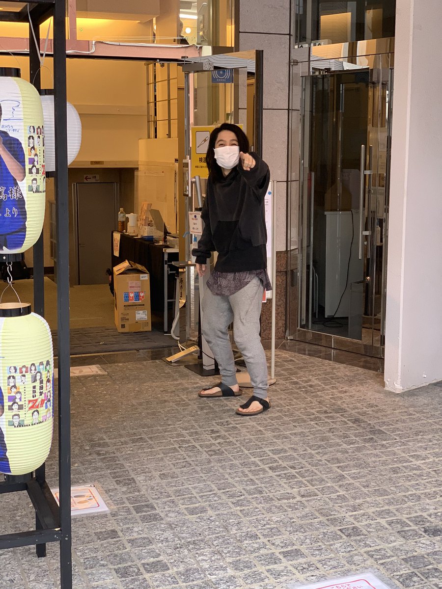 SYOGOYOSHIDAda's tweet photo. 『月の綺麗な夜に月に寄る』
4日目！！
昨日カイロプラックティックの先生に施術してもらったおかげか目覚めがすごく良いです☺️
お客様のご来場心よりお待ちしております🌙🌙

隣の劇場にいると噂せれてる久下くんにようやく会えた👍凄く元気そう！
「川岡が来ないZ!!」千秋楽おめでとうございます！！ https://t.co/mVPKifBJad