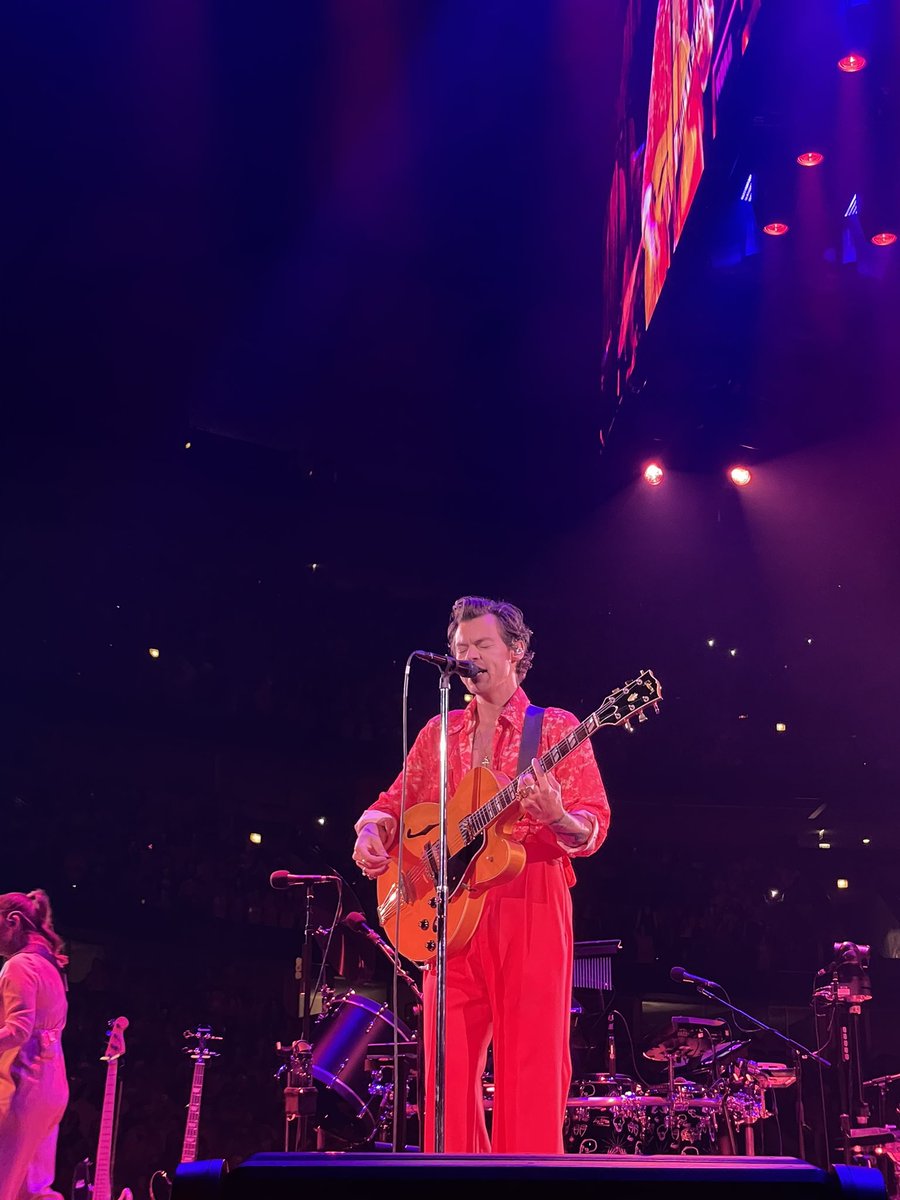 📷| Harry Styles no palco do United Center - 25/09.

© tayiourde / finelinejustice / selftitled

#LoveOnTourChicago