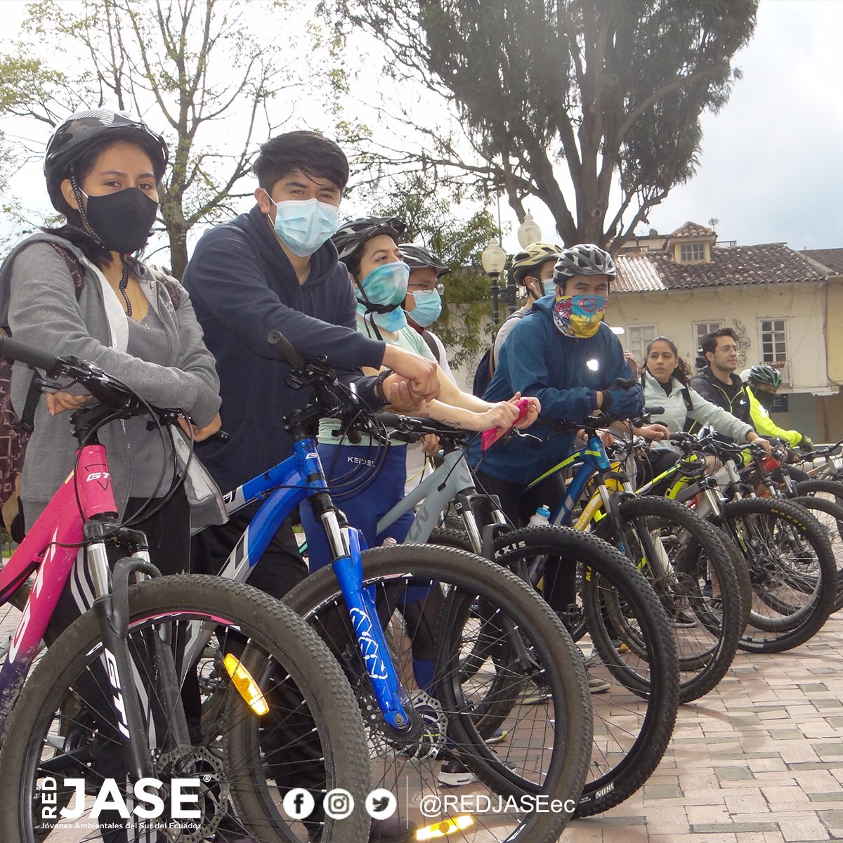 REDJASEec's tweet photo. #HuelgaMundialPorElClima diferente, movilizándonos en un medio de transporte alternativo (bicicleta) que evita las emisiones de Dióxido de Carbono (CO2) y reforestando especies nativas (aliso, guayacán, higuerón y fresno) árboles que absorben CO2 y producen oxígeno.

#Loja https://t.co/aajgUsCbiu
