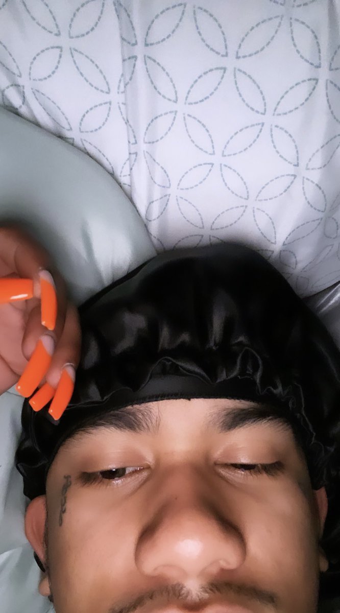 daveybad's tweet photo. you in her dms i'm in her bed &amp; bonnet https://t.co/K1HmVNMCvd