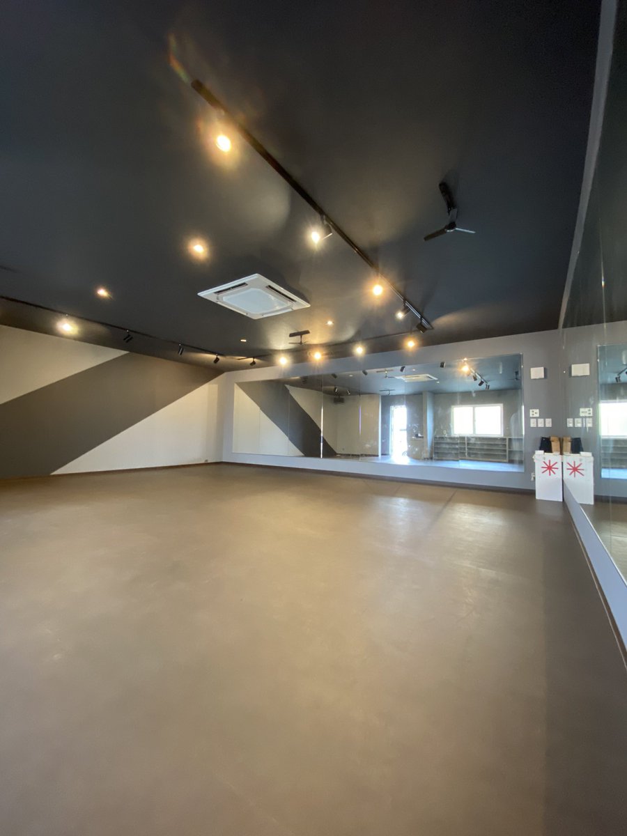 nsherue's tweet image. ふう、ダンススタジオ完工した。群馬在住16歳のCocoちゃんのホームスタジオ。スカパラやSuperflyのMVなんか出てます。今後デビューしちゃうかも！な凄い子です。歌も綺麗なんだよなぁ　

#Lovepowersoulstudio 
#NEUTRALINTERIOR