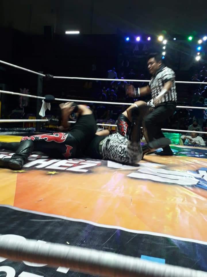 LaTijeraLucha's tweet photo. Esta segunda lucha es para la dupla técnica integrada por #RobinMaravillaJr y #ToñoElAusente ante unos jóvenes #ComandoNegroJr y #EscarlataNegro,quienes vendieron cara la derrota esta noche en la majestuosa #ArenaNeza con #PromocionesTarzana e #InvasionIndy...
#latijeraluchalibre https://t.co/4aOstvFlYt
