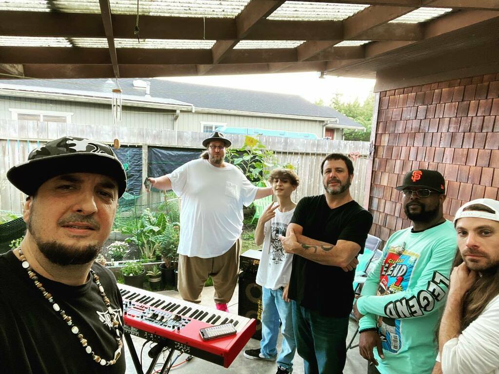 Nac1rock's tweet photo. Nac One, Goldylocks, XcluesivBeatz, BSwizlo, FloJ Simpson and (Elision)Eli Fowler. Nac Yard Fatböl Cypher Friday evening was fun times.
#fatbolcyphers #NacOne #fantastikfammusic #vernacular #hiphop #hellafun https://t.co/I4TEnajljI
