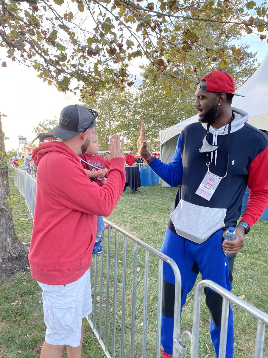 TCraig_22's tweet photo. One time I asked Greg Oden and @clubtrillion for a pic with my son at an OSU Tailgate.. Hats off to a class act @Daddyluv2250 .. also I am 100% #TeamET now @thekidet 🦈 https://t.co/CK7kxvcqow