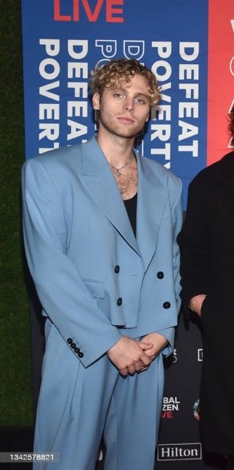 PARISlN45's tweet image. luke said #streambabyblue