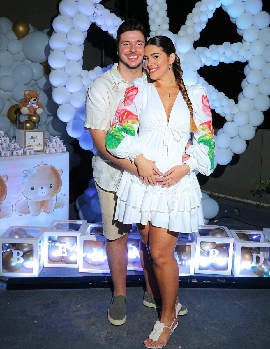 fofocanosite's tweet photo. É MENINA👨‍👩‍👧! Vivian Amorim e Léo Hirschmann, descobriu no chá revelação que estão esperando uma menina "Malu". https://t.co/XrsEs1TPx5
