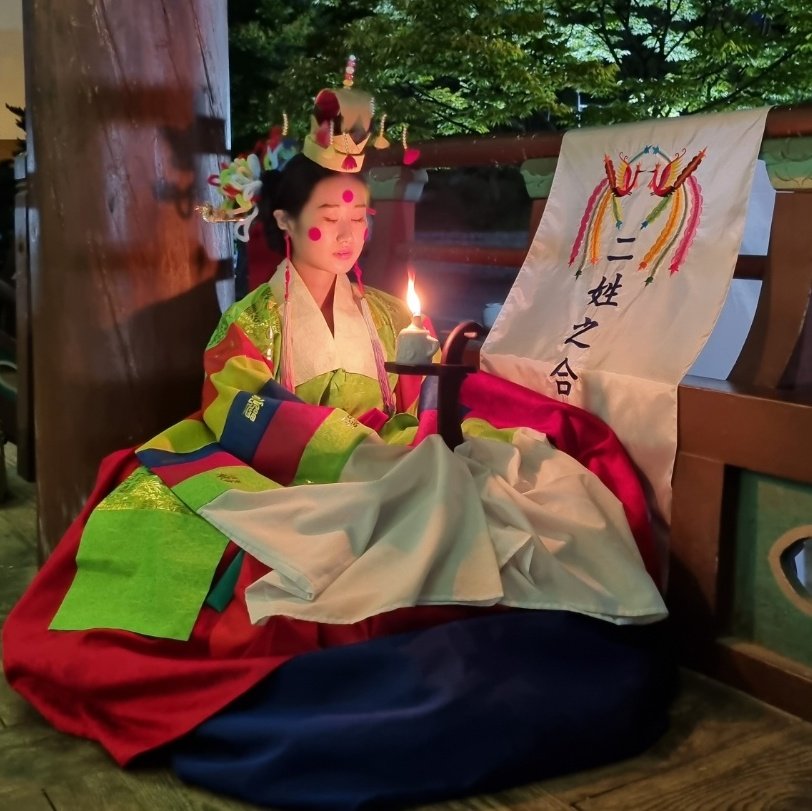 한복 건강하게 오래 소장하는 방법 : 
종이상자에 한지 깔고 보관하다 가끔씩 꺼내서 다림질 해주기

(📸 진지혜님 / 일년감님)