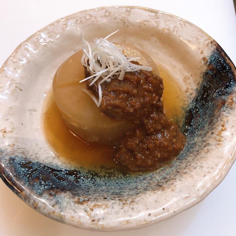 MarutomoNaha's tweet photo. 新メニューです✨
「風呂吹き大根」
自家製鶏ミンチ味噌で
大根の優しさを引き出し、締めます。
どうぞ召し上がれ🤗

#丸友総本店 #丸友 #海鮮丼 #海鮮ダイニング #海鮮居酒屋 #沖縄グルメ #那覇グルメ #テイクアウト　#お魚取り寄せ #出来ます #のうれんプラザ  #風呂吹き大根 https://t.co/PuT5ocbaWv