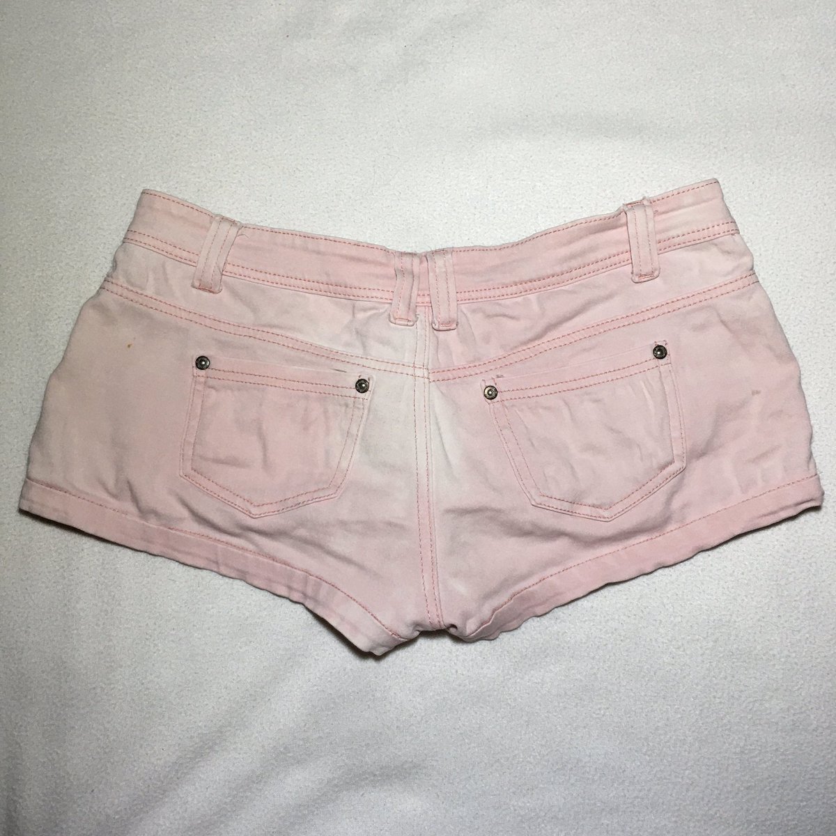 Pink Denim Short 

Waist: 35inches 
Length: 8inches

💰45php MINE
💰55php GRAB

• First to comment 'MINE' basis 'GRAB' comments are priority‼️
• Send a screenshot of chosen item with your order form.

#prelovedbyrox 
#preloveditems
#prelovedph 
#denim 
#short