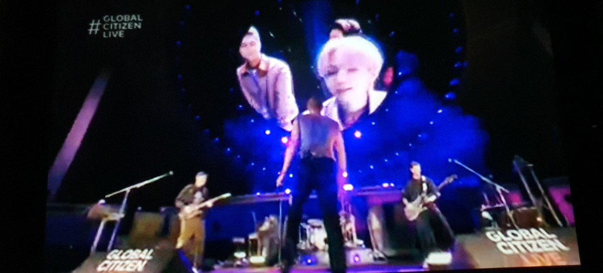 SesiHara's tweet photo. Gracias @coldplay por hacer esto posible, gracias por voltear a ver a los chicos cuando estaban cantando, gracias por esta hermosa colaboración @BTS_twt lo mejor de mi vida!!! 

#GlobalCitizenLive 
#bangtanyarmylatinas💜 https://t.co/c78X4xIvfg