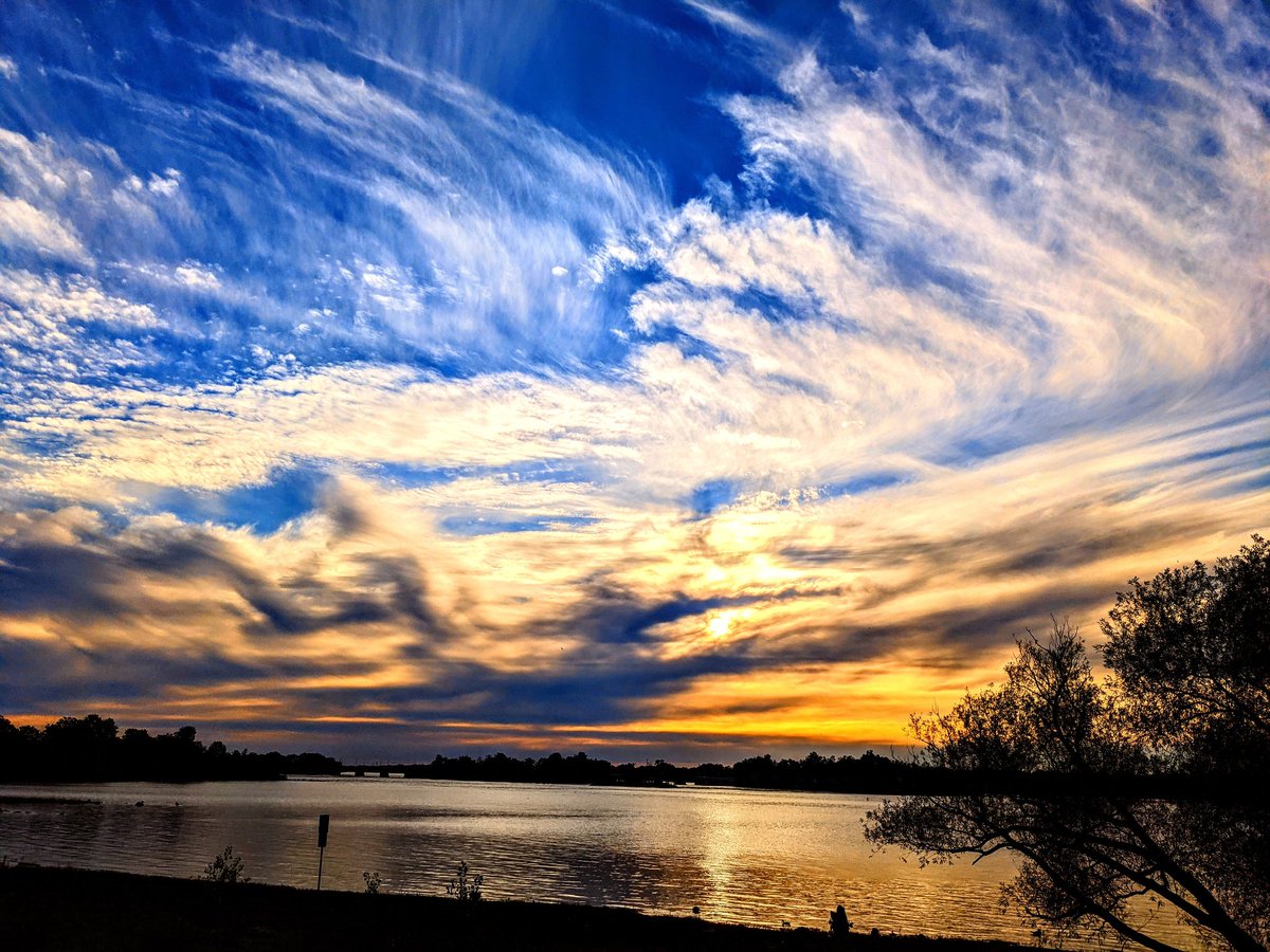 SlaterOnTheMic's tweet photo. The sky tonight at Remic Rapids was very Van Gogh. #ottawaviews #myottawa https://t.co/wns9rkve7k