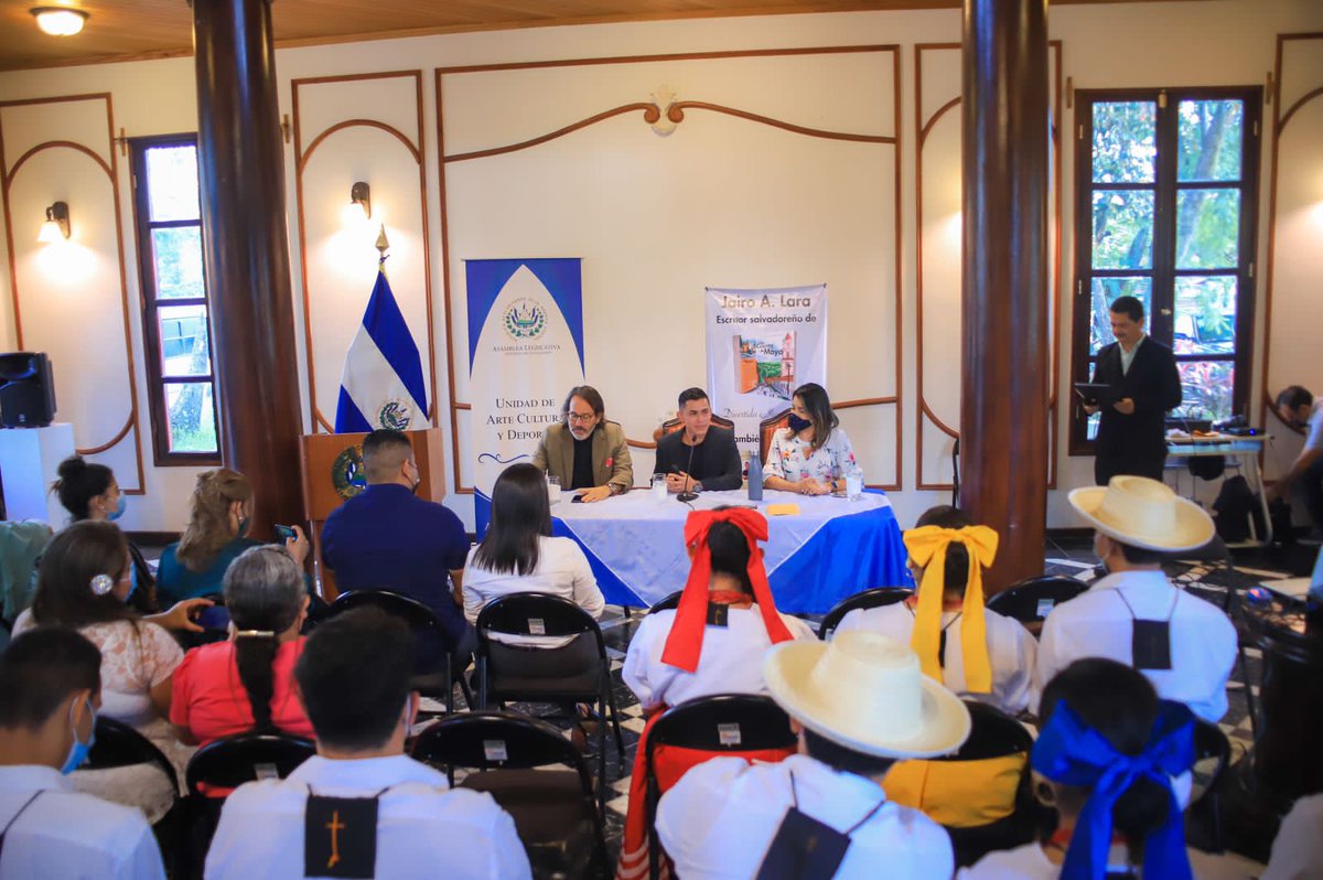 ArteAsamblea's tweet photo. Esta tarde, en el Salón Cuatro Columnas, el escritor @jairolara presentó “Un cuento de mayo”, libro que plasma la fortaleza de los salvadoreños ante una difícil circunstancia. En el evento participaron el diputado Carlos H. Bruch @Noalospoliticos y la diputada @DaniaGonzalz https://t.co/akCCMAh7G9