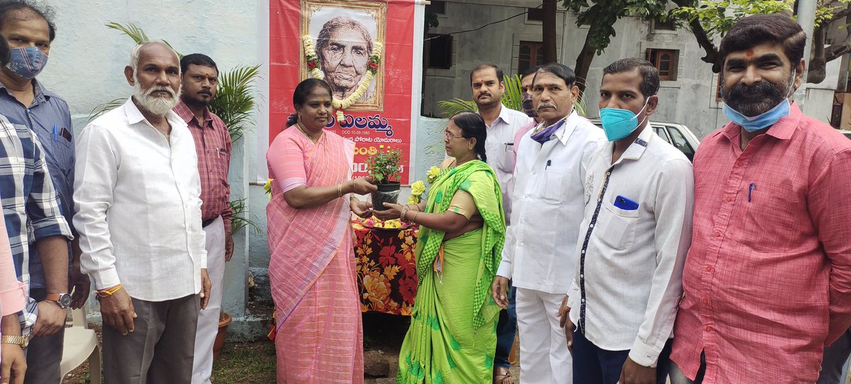 ArunaSurendhar's tweet photo. చాకలి ఐలమ్మ 126 వ జయంతి సందర్భంగా నాగోల్ రజక సంఘం ఆధ్వర్యంలో నిర్వహించిన వేడుకలకు ముఖ్య అతిధిగా హాజరై ఆమె చిత్ర పటానికి పూల మాలలు వేసి నివాళులర్పించిన కార్పొరేటర్ చింతల అరుణ సురేందర్ యాదవ్ గారు ....
@GadwalvijayaTRS @GhmcMayoroffice 
@AleBhasker_bjp @BJP4Telangana https://t.co/8E7wdCjGKs