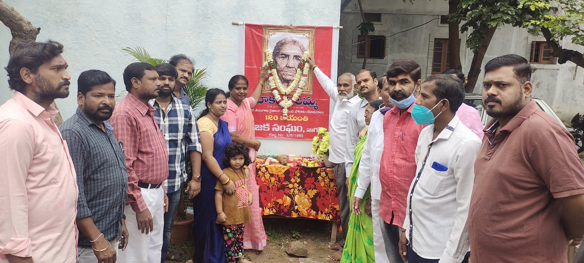 ArunaSurendhar's tweet photo. చాకలి ఐలమ్మ 126 వ జయంతి సందర్భంగా నాగోల్ రజక సంఘం ఆధ్వర్యంలో నిర్వహించిన వేడుకలకు ముఖ్య అతిధిగా హాజరై ఆమె చిత్ర పటానికి పూల మాలలు వేసి నివాళులర్పించిన కార్పొరేటర్ చింతల అరుణ సురేందర్ యాదవ్ గారు ....
@GadwalvijayaTRS @GhmcMayoroffice 
@AleBhasker_bjp @BJP4Telangana https://t.co/8E7wdCjGKs