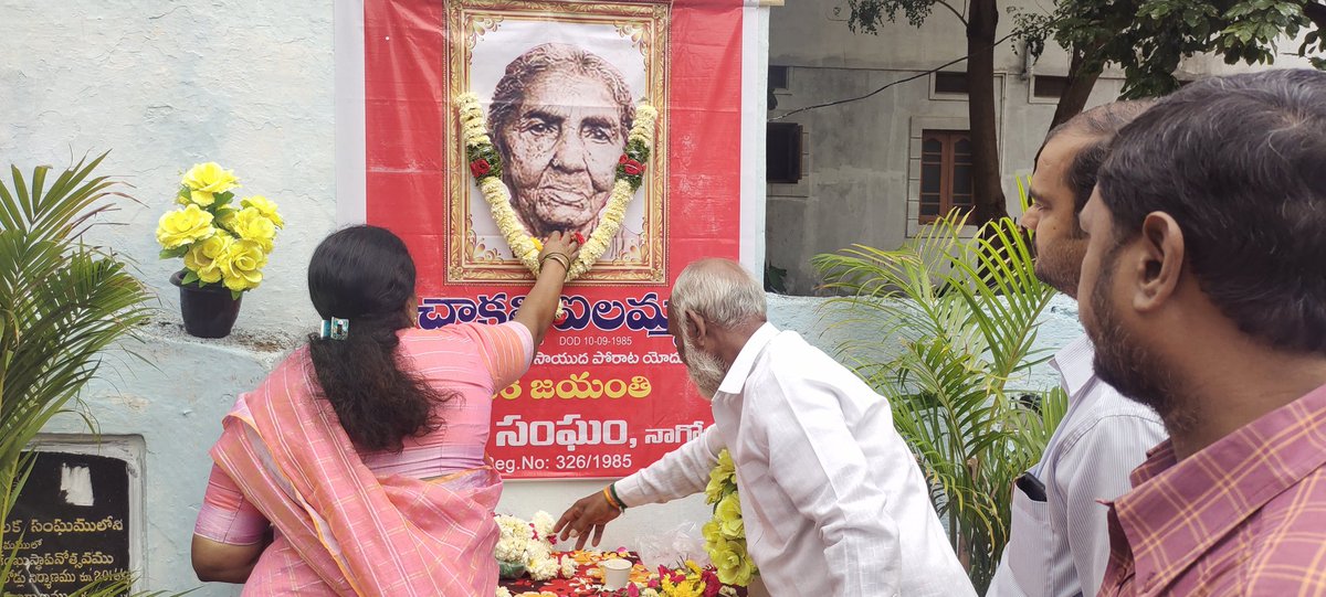 ArunaSurendhar's tweet photo. చాకలి ఐలమ్మ 126 వ జయంతి సందర్భంగా నాగోల్ రజక సంఘం ఆధ్వర్యంలో నిర్వహించిన వేడుకలకు ముఖ్య అతిధిగా హాజరై ఆమె చిత్ర పటానికి పూల మాలలు వేసి నివాళులర్పించిన కార్పొరేటర్ చింతల అరుణ సురేందర్ యాదవ్ గారు ....
@GadwalvijayaTRS @GhmcMayoroffice 
@AleBhasker_bjp @BJP4Telangana https://t.co/8E7wdCjGKs