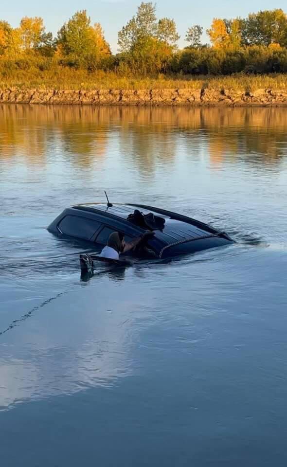 TrooperTEvans's tweet photo. In rural NE MT we don’t have readily available resources such as dive teams or tow companies able to respond for things like this all the time. Fort Peck Tribal Officers and MHP Troops put teamwork to the test to recover the vehicle and ensure nobody was inside. 
#Montana https://t.co/DwhK1ZMPuF