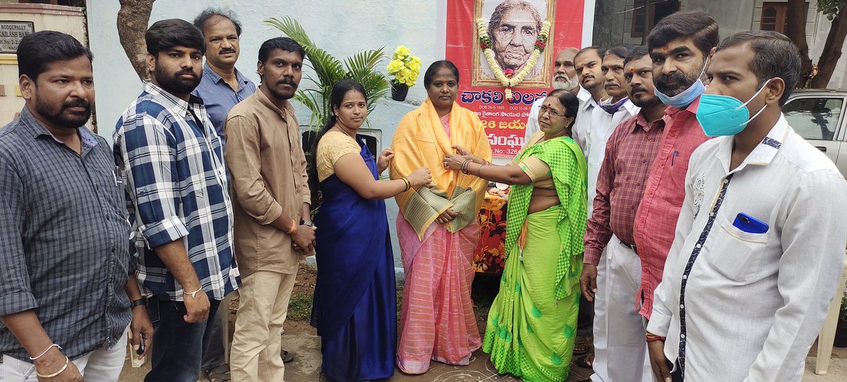 ArunaSurendhar's tweet photo. చాకలి ఐలమ్మ 126 వ జయంతి సందర్భంగా నాగోల్ రజక సంఘం ఆధ్వర్యంలో నిర్వహించిన వేడుకలకు ముఖ్య అతిధిగా హాజరై ఆమె చిత్ర పటానికి పూల మాలలు వేసి నివాళులర్పించిన కార్పొరేటర్ చింతల అరుణ సురేందర్ యాదవ్ గారు ....
@GadwalvijayaTRS @GhmcMayoroffice 
@AleBhasker_bjp @BJP4Telangana https://t.co/8E7wdCjGKs