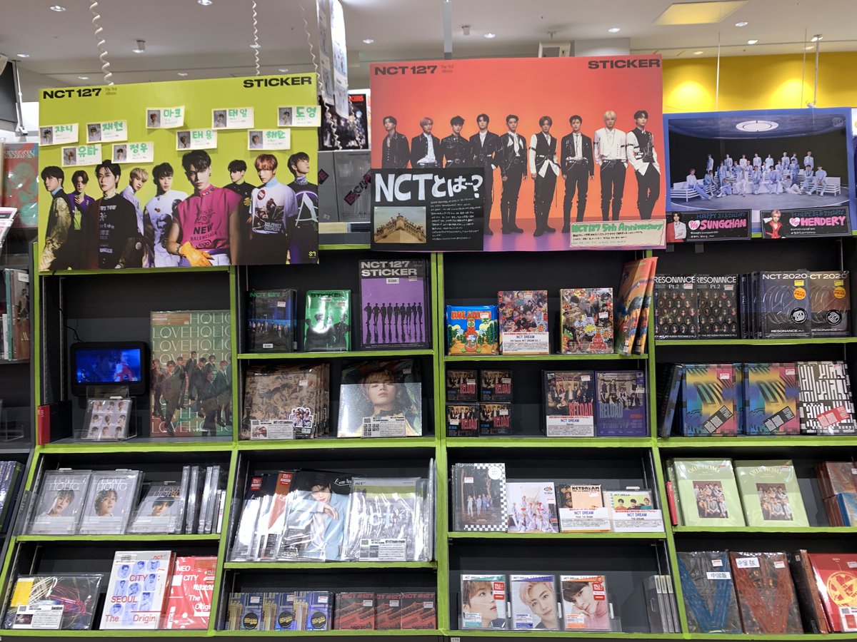 TOWER_Niigata's tweet photo. 【#NCT】
#ウマチュン １位おめでとう🥳🎉
#イリチル 韓国3rdフルアルバム『#Sticker』絶賛発売中です✨
先着でポスターをVER別でお渡ししております‼️

そして旧譜作品たくさん揃っております🙌✨
#シズニ の皆様のご来店お待ちしております💚💚💚
#Sticker3ndWin #NCT127 
#NCT127_Sticker https://t.co/HSeArLP6Ep