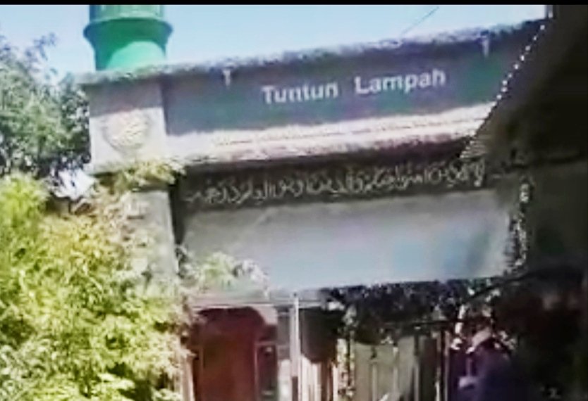 kangmasboed's tweet photo. @pondok_lirboyo 
Assalamu'alaikum, 
Maaf mohon info, barangkali ada yang tau foto gerbang tulisan "tuntun lampah" ini di pondok pesantren mana ya? 
Matursuwun 🙏 https://t.co/dfARBkN0Yw