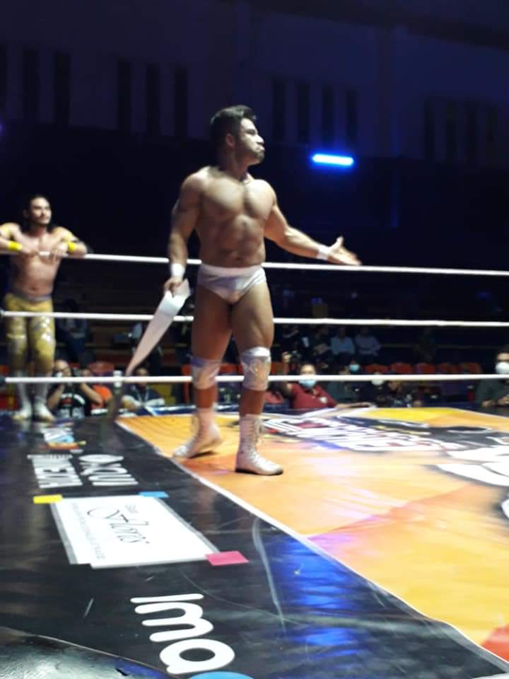 LaTijeraLucha's tweet photo. Trepidante lucha de tercias donde #MascaraSagradaJr #EstrellaDeOro y #Genex salen con la victoria ante #Decnnis #CanalleroDePlata y @love__angel en lo que podría ser el nacimiento de un trío de sex símbol como lo marca el ex #GuapoVIP... #PromocionesTarzana e #InvasionIndy https://t.co/Uge5tJClgN