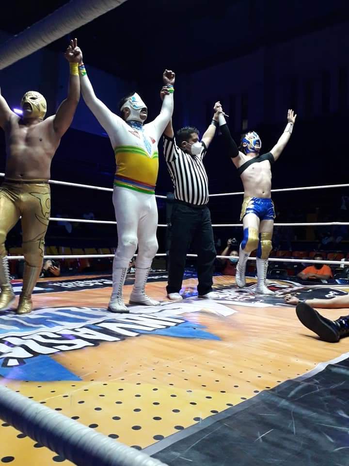 LaTijeraLucha's tweet photo. Trepidante lucha de tercias donde #MascaraSagradaJr #EstrellaDeOro y #Genex salen con la victoria ante #Decnnis #CanalleroDePlata y @love__angel en lo que podría ser el nacimiento de un trío de sex símbol como lo marca el ex #GuapoVIP... #PromocionesTarzana e #InvasionIndy https://t.co/Uge5tJClgN